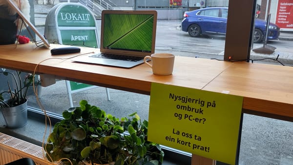 Laptop og plakat der det står nyssgjerrig på ombruk og PC-er? La oss ta ein kort prat!